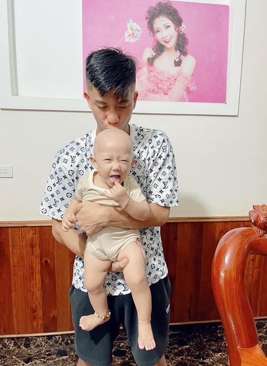Những ông bố trẻ của đội tuyển Việt Nam: Ai chăm con cũng khéo