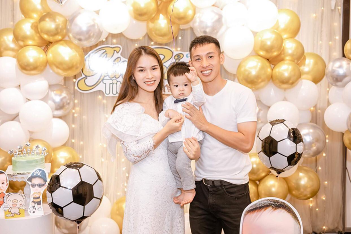Những ông bố trẻ của đội tuyển Việt Nam: Ai chăm con cũng khéo