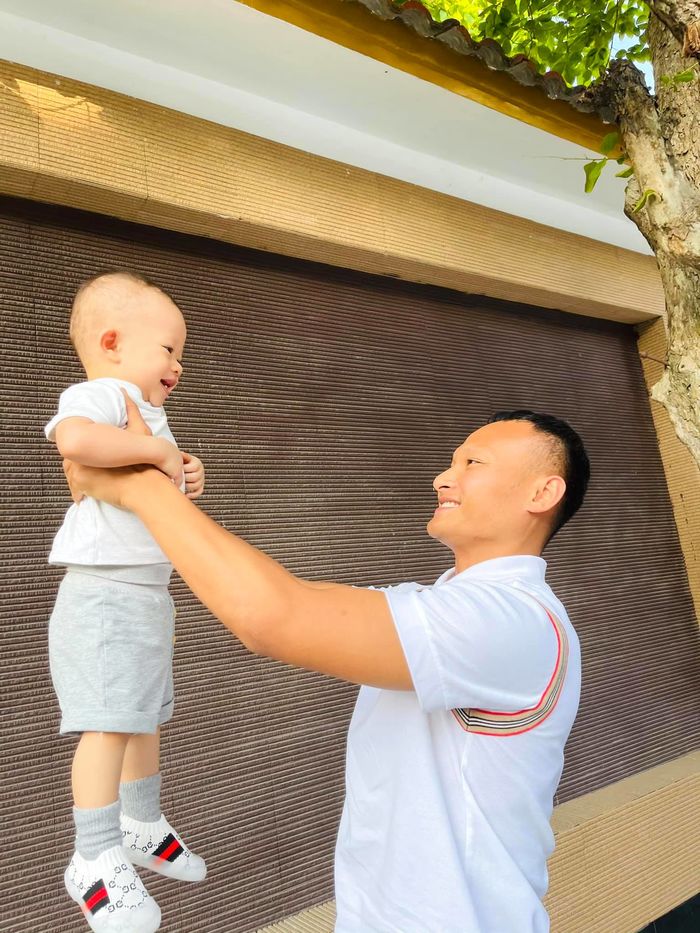 Những ông bố trẻ của đội tuyển Việt Nam: Ai chăm con cũng khéo