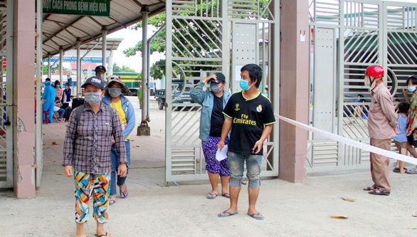 Nhà có một chiếc xe máy, người phụ nữ vẫn tặng cho người đi bộ về quê