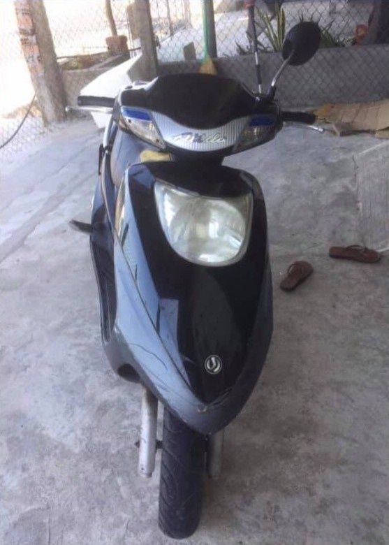 Nhà có một chiếc xe máy, người phụ nữ vẫn tặng cho người đi bộ về quê