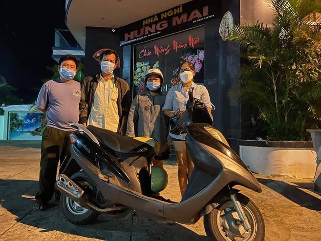 Nhà có một chiếc xe máy, người phụ nữ vẫn tặng cho người đi bộ về quê