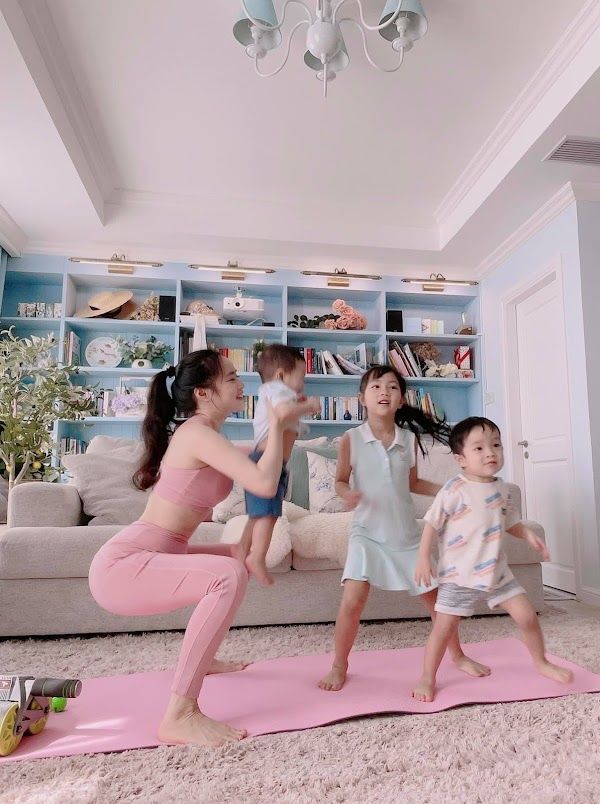 Ngưỡng mộ mẹ bỉm sinh 3 lứa rồi mà nhan sắc vẫn như em chưa 18