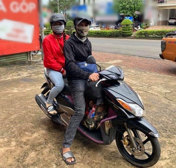 Nhà có một chiếc xe máy, người phụ nữ vẫn tặng cho người đi bộ về quê