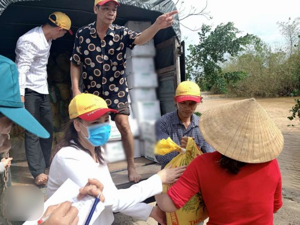 Hồ Quỳnh Hương tặng thực phẩm chức năng cho F0 nào điều trị ở TP.HCM
