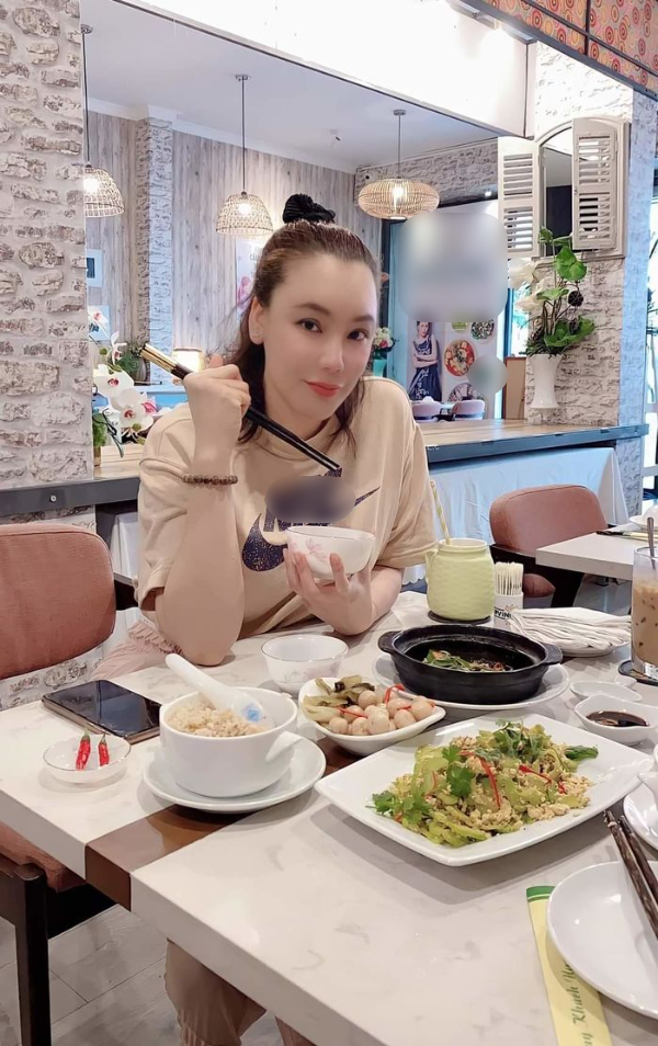 Hồ Quỳnh Hương tặng thực phẩm chức năng cho F0 nào điều trị ở TP.HCM