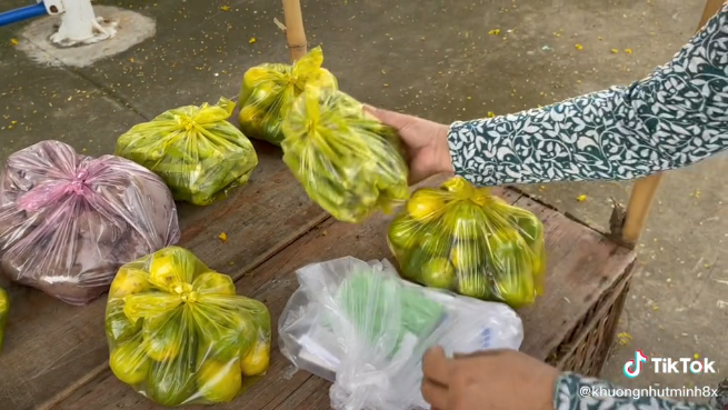 Nhận bịch chanh từ thiện mở ra thấy 500k: Đây là bịch chanh nặng nhất