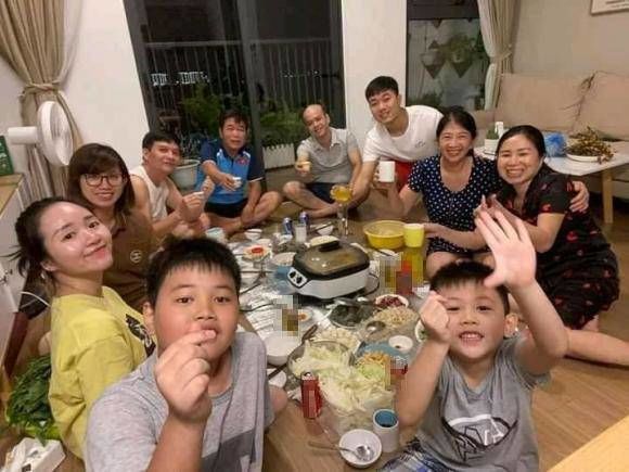 Nhan sắc lúc mang bầu của vợ cầu thủ: Ai cũng mũm mĩm trừ vợ Văn Đức