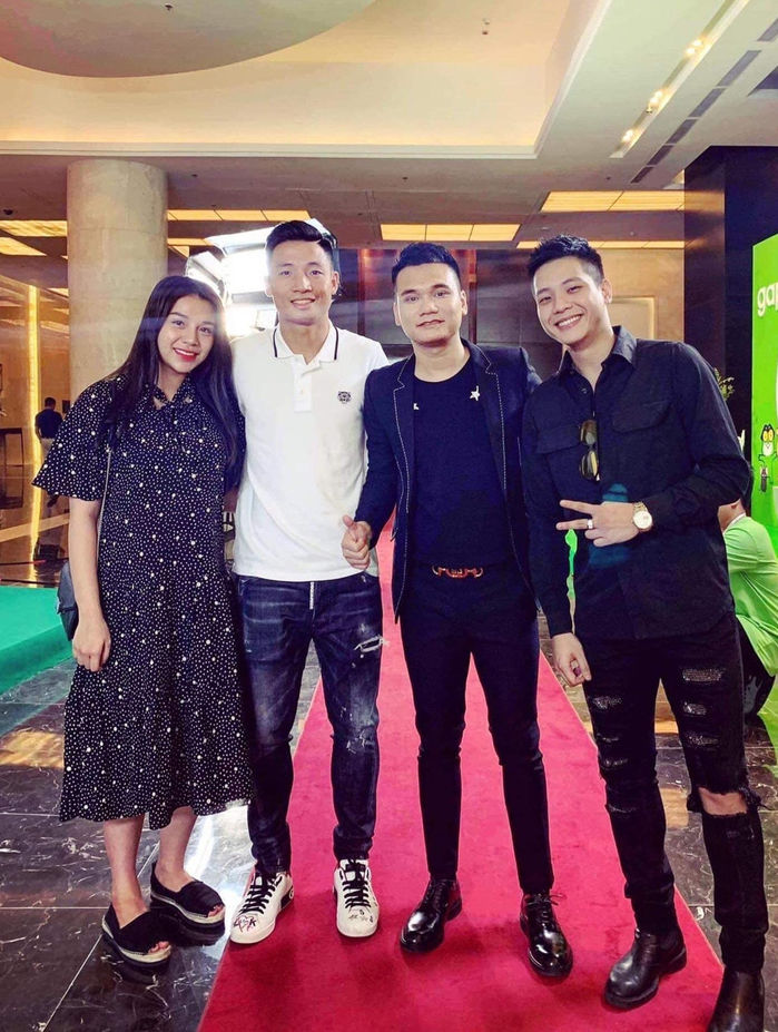Nhan sắc lúc mang bầu của vợ cầu thủ: Ai cũng mũm mĩm trừ vợ Văn Đức