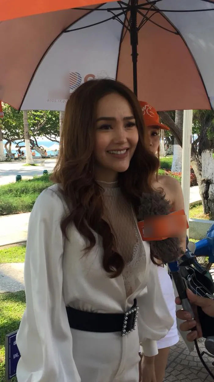 Mỹ nhân Việt qua ống kính người đi đường: Chi Pu còn 1 mét bẻ đôi