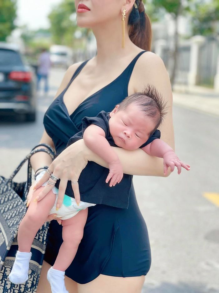 Nhan sắc sao Việt sau 1 tháng sinh con: Vy Oanh đẻ như không đẻ