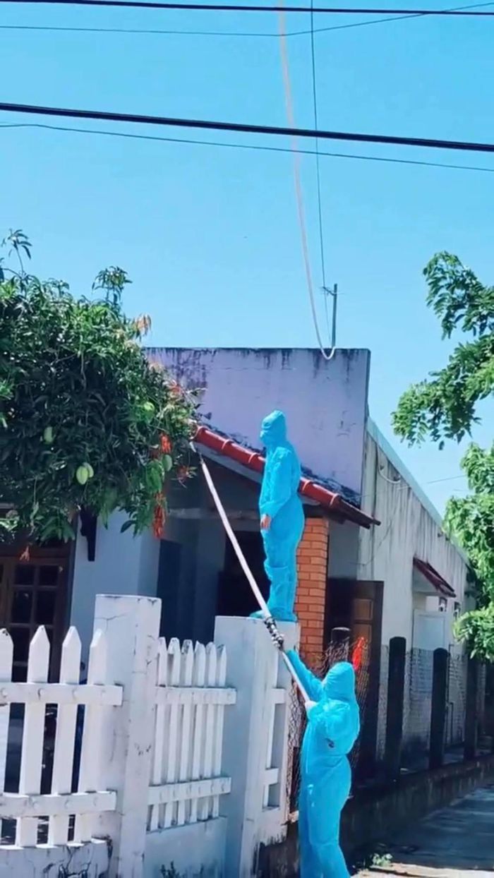 Nhân viên y tế ra tận đường mời nhiệt tình: Vô đây em test Covid cho
