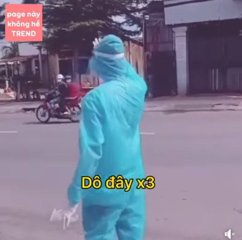 Nhân viên y tế ra tận đường mời nhiệt tình: Vô đây em test Covid cho