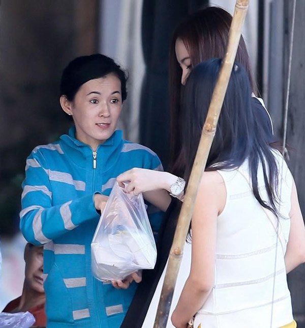 Những bà mẹ Vbiz mưu sinh, lam lũ: vẫn yêu nghề khi con đã thành danh