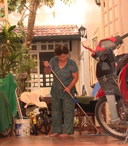 Những bà mẹ Vbiz mưu sinh, lam lũ: vẫn yêu nghề khi con đã thành danh