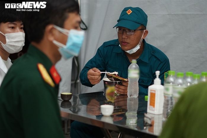 Ảnh đẹp của CSGT mùa dịch: ăn vội mì không tô để có sức làm nhiệm vụ