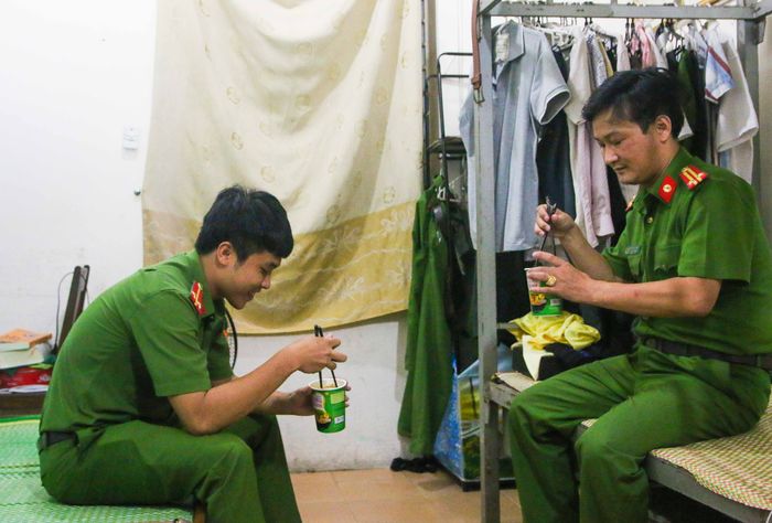 Ảnh đẹp của CSGT mùa dịch: ăn vội mì không tô để có sức làm nhiệm vụ