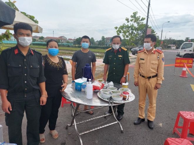 Ảnh đẹp của CSGT mùa dịch: ăn vội mì không tô để có sức làm nhiệm vụ