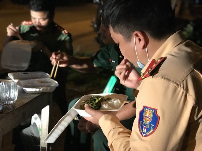 Ảnh đẹp của CSGT mùa dịch: ăn vội mì không tô để có sức làm nhiệm vụ
