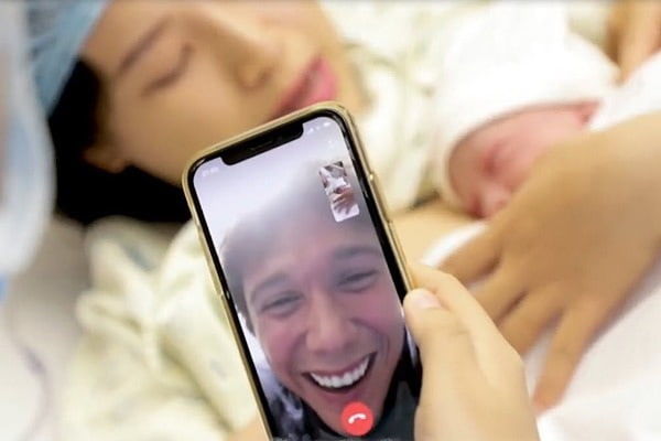 Mỹ nhân Việt sinh con một mình: Có người gần 2 năm mới được gặp chồng