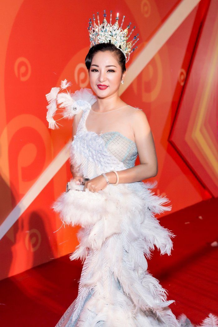 Những thánh sáng tạo của thảm đỏ VBiz: Angela Phương Trinh bất bại