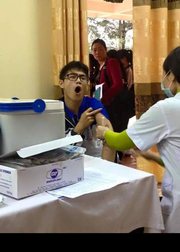 Nỗi sợ kim tiêm không chừa 1 ai, anh công an run rẩy khi tiêm vắc xin