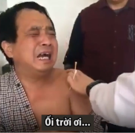 Nỗi sợ kim tiêm không chừa 1 ai, anh công an run rẩy khi tiêm vắc xin