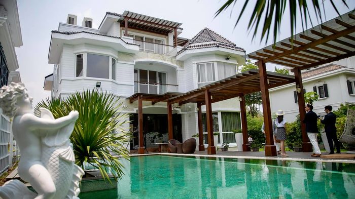 Nữ đại gia giàu nức tiếng quận 7: Đập biệt thự 200 tỷ để xây hầm xe