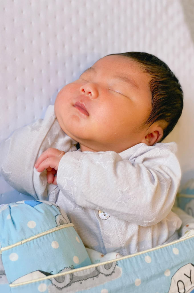 Nuôi con bằng sữa mẹ: Hạ Trâm toát mồ hôi vì con ăn như Thánh Gióng