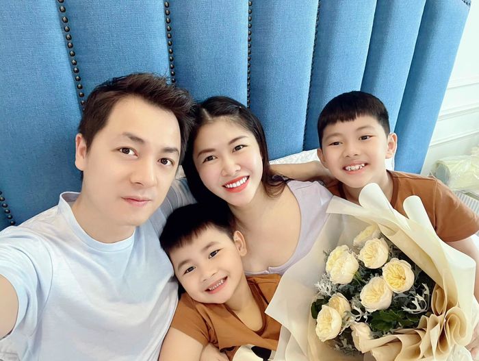 Nuôi con bằng sữa mẹ: Hạ Trâm toát mồ hôi vì con ăn như Thánh Gióng