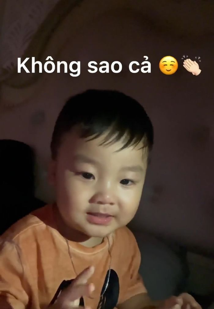 Bo Thúi đang khóc quay sang cười còn bi bô: bình tĩnh, không sao cả