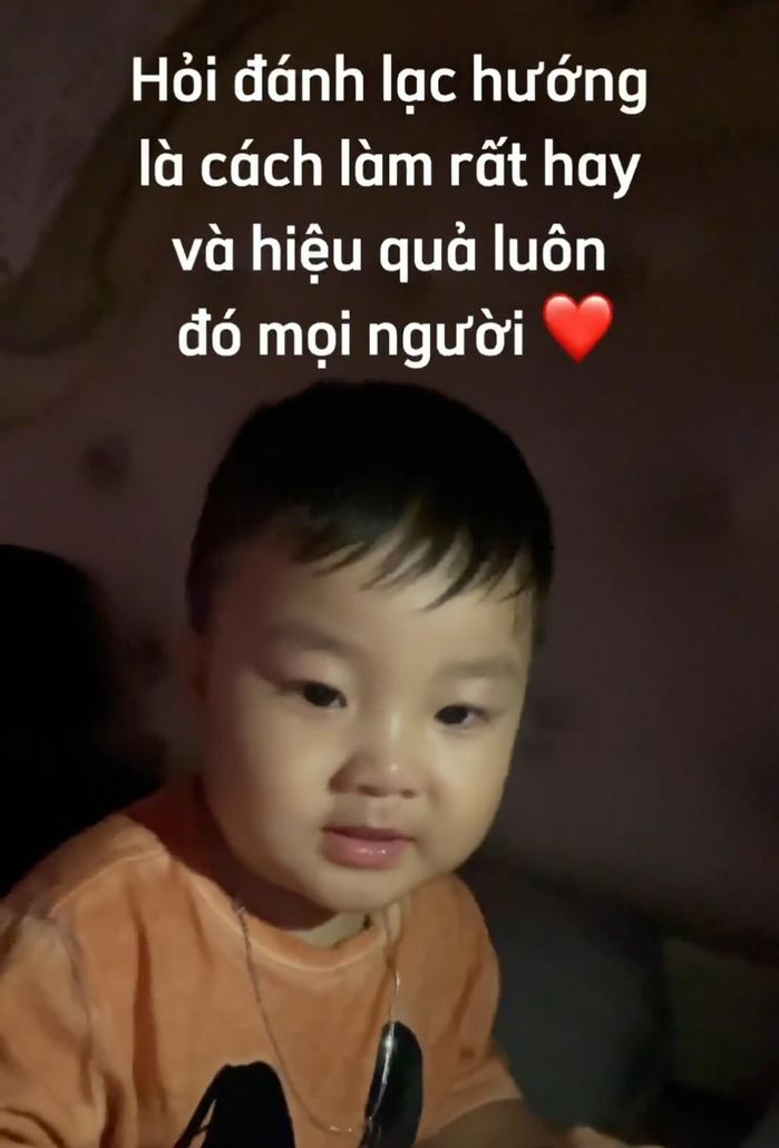 Bo Thúi đang khóc quay sang cười còn bi bô: bình tĩnh, không sao cả