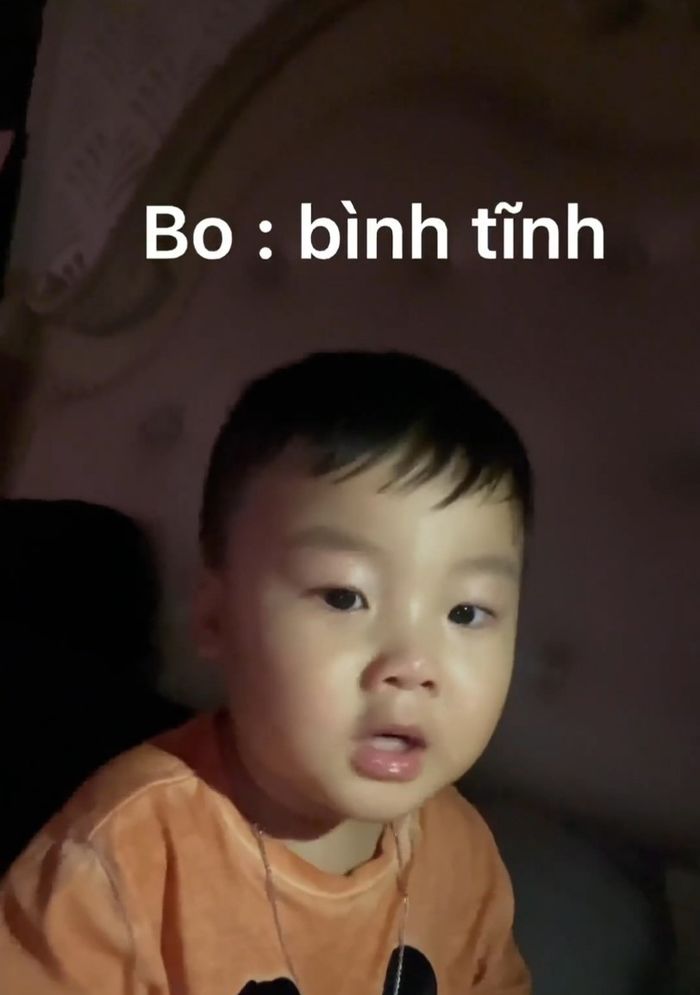 Bo Thúi đang khóc quay sang cười còn bi bô: bình tĩnh, không sao cả
