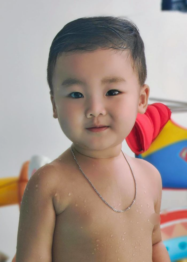 Bo Thúi đang khóc quay sang cười còn bi bô: bình tĩnh, không sao cả