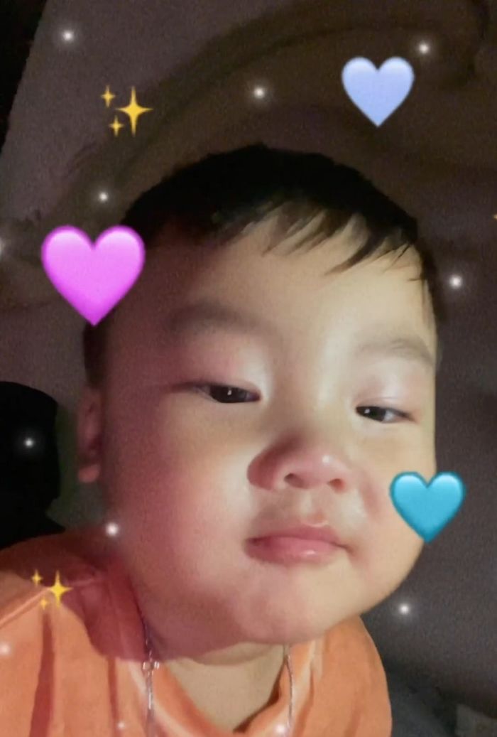 Bo Thúi đang khóc quay sang cười còn bi bô: bình tĩnh, không sao cả