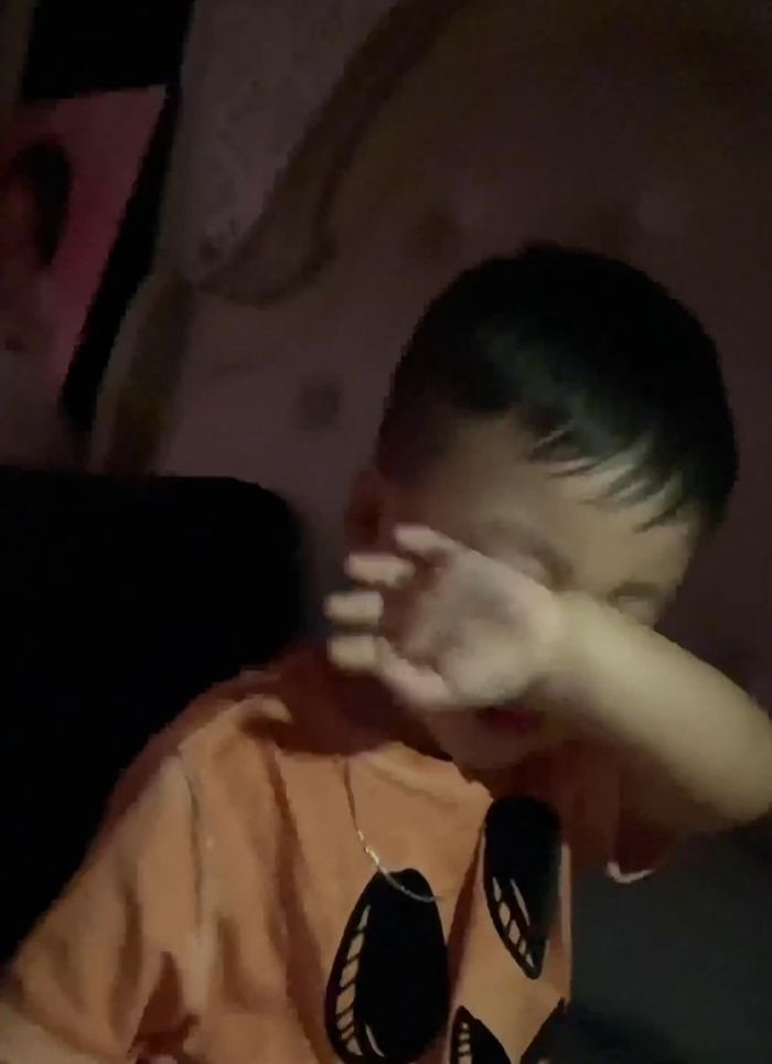 Bo Thúi đang khóc quay sang cười còn bi bô: bình tĩnh, không sao cả