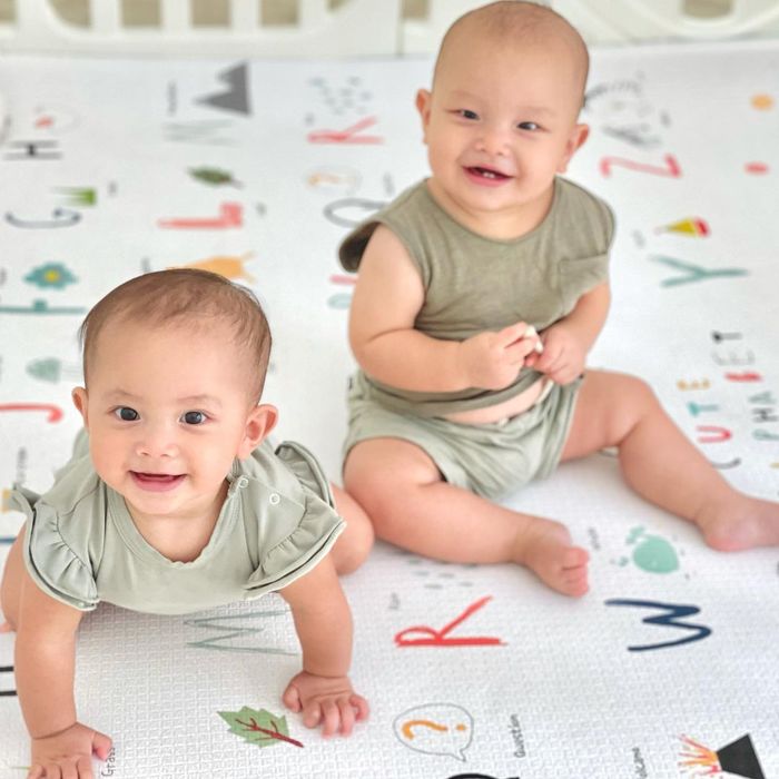 Phát triển vượt trội, Leon 9 tháng đã mặc vừa quần áo trẻ 1 tuổi
