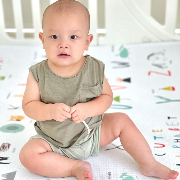 Phát triển vượt trội, Leon 9 tháng đã mặc vừa quần áo trẻ 1 tuổi
