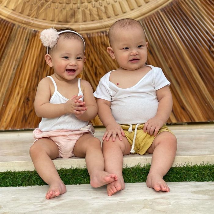 Phát triển vượt trội, Leon 9 tháng đã mặc vừa quần áo trẻ 1 tuổi