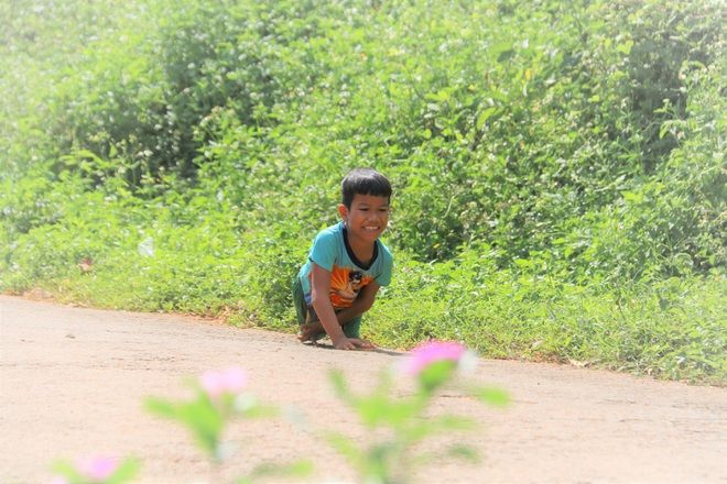 Phép màu đã đến với cậu bé M'Nông đi học bằng 2 tay: Mừng cho con