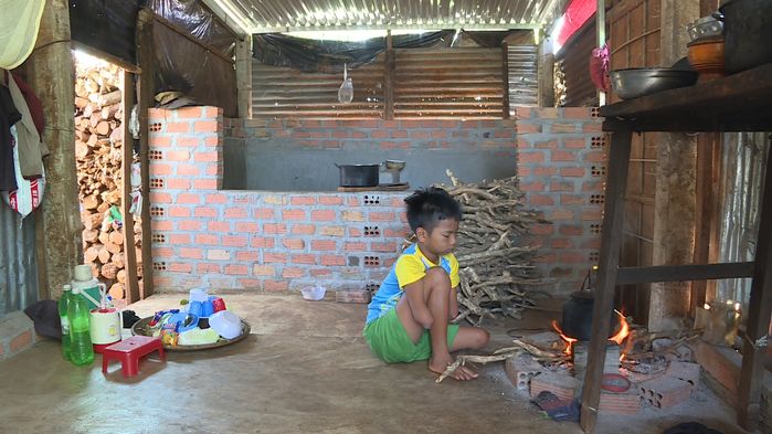 Phép màu đã đến với cậu bé M'Nông đi học bằng 2 tay: Mừng cho con