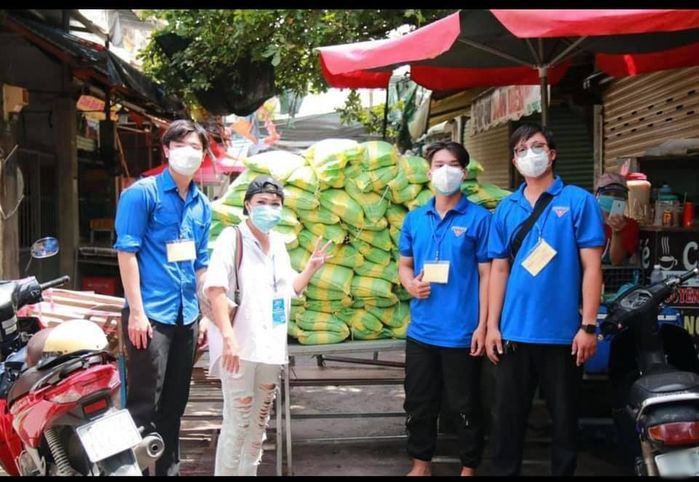 Phương Thanh bốc vác hàng tấn gạo mỗi ngày: luôn rạng rỡ, cười mọi lúc