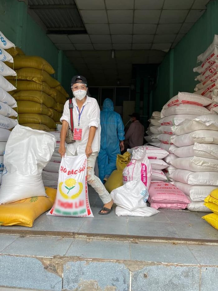 Phương Thanh bốc vác hàng tấn gạo mỗi ngày: luôn rạng rỡ, cười mọi lúc