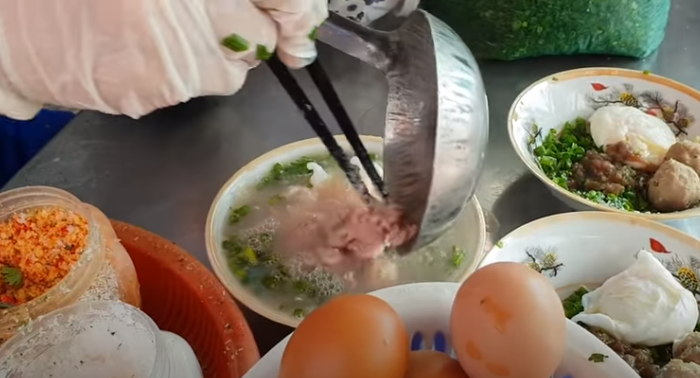 Quán mì vỉa hè đắt nhất SG: nấu 1 lúc 50 tô, muốn ăn đợi cả tiếng