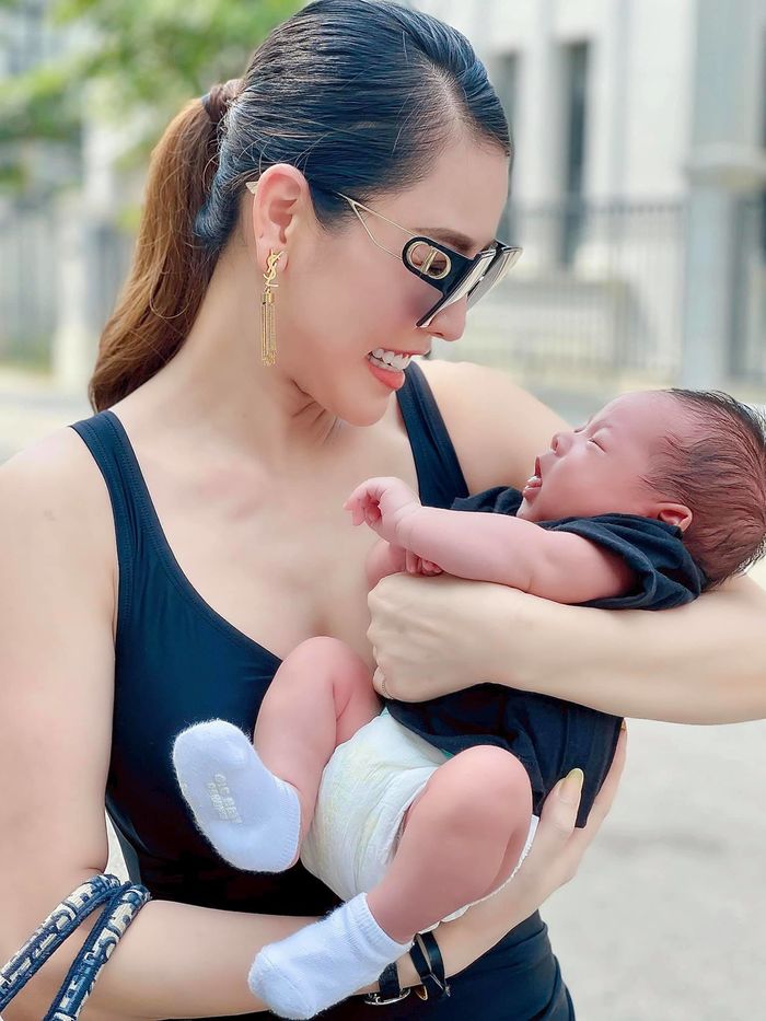 CDM nhắc bế con kiểu cắp nách một tay, Quế Vân: Chỉ bế 2 phút thôi