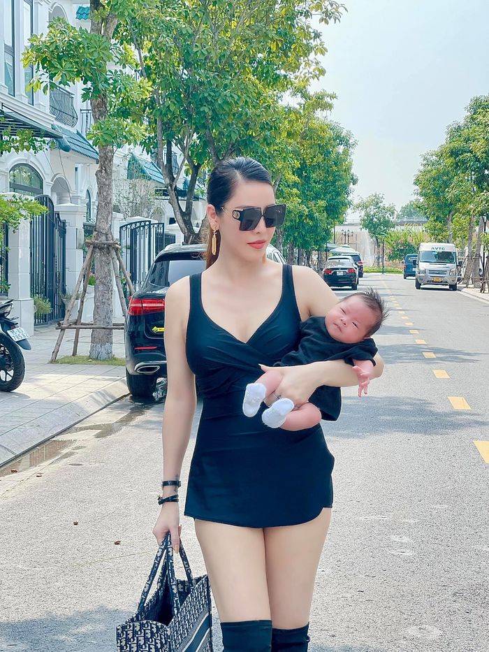 CDM nhắc bế con kiểu cắp nách một tay, Quế Vân: Chỉ bế 2 phút thôi