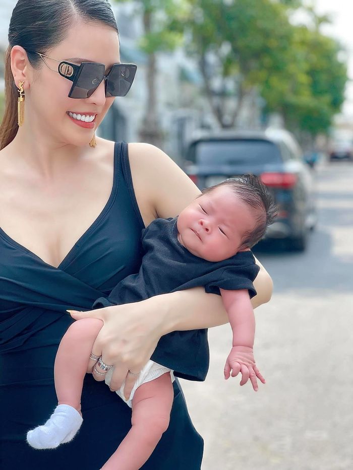 CDM nhắc bế con kiểu cắp nách một tay, Quế Vân: Chỉ bế 2 phút thôi
