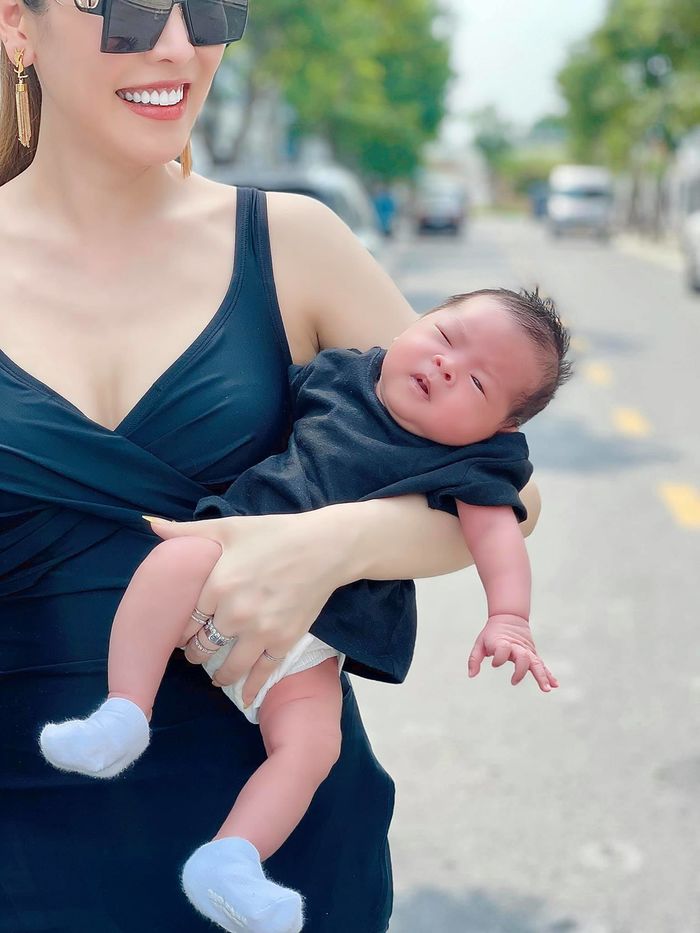 CDM nhắc bế con kiểu cắp nách một tay, Quế Vân: Chỉ bế 2 phút thôi