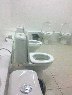Quốc gia trên TG có nhà vệ sinh công cộng đôi, có cả ghế chờ đến lượt