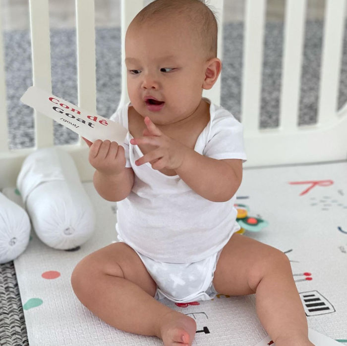 Leon học bài nhưng chỉ biết cầm chữ “con dê” khiến Hà Hồ kêu trời